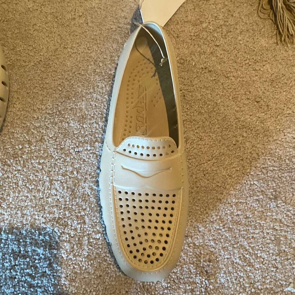 US men size 9 country club driver floafers. Warm sand/coconut